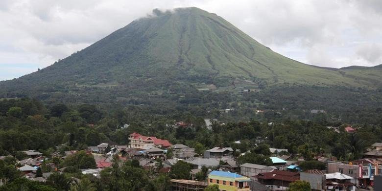 Mount Lokon in Tomohon, North Sulawesi, in this undated file photo.