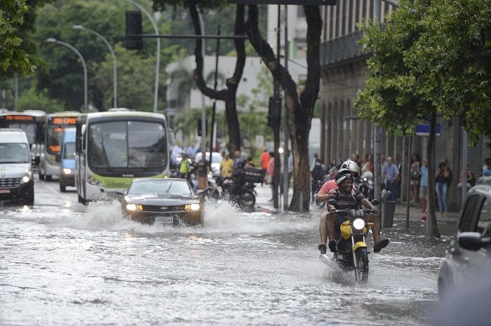 Heavy rains in Rio de Janeiro flood streets