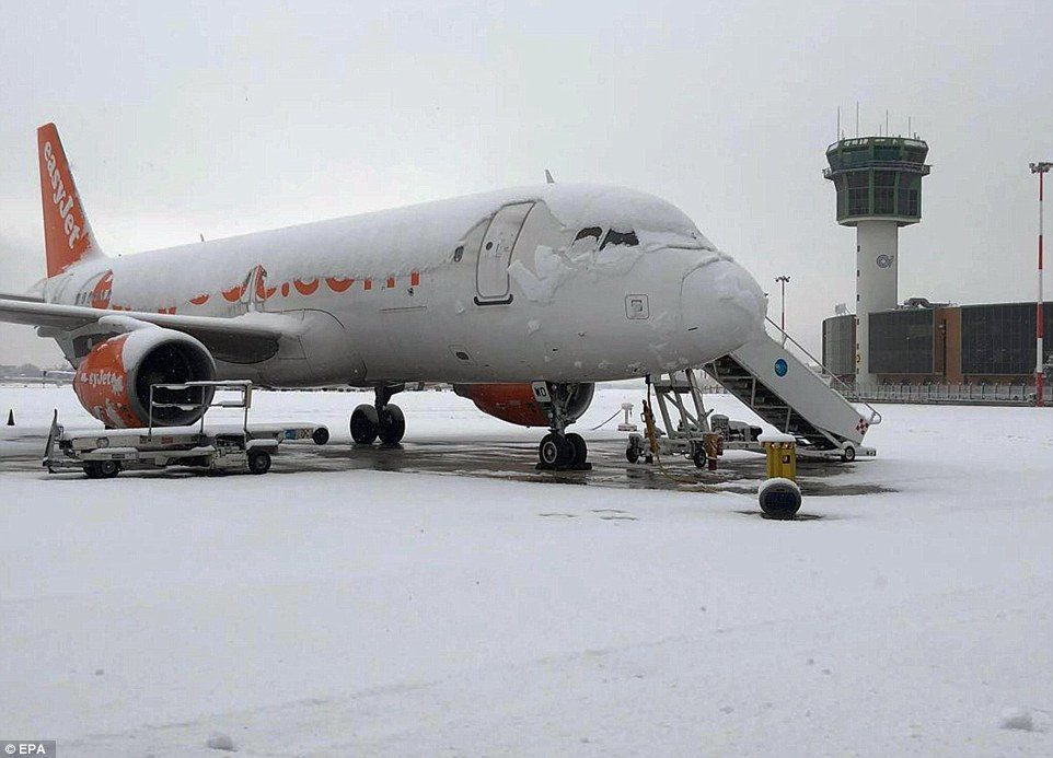 A blanket of snow forced the closure of Naples' Capodichino airport, which was forced to close for 90 minutes