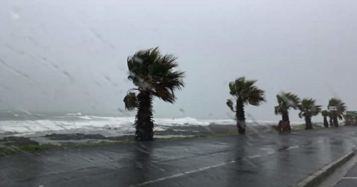 SUNDAY 1 JULY 2018: Wind and rain batters Mouille Point, Cape Town