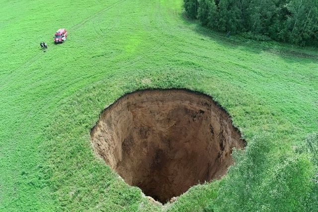 Huge sinkhole opens up in farmers field in Nizhny Novgorod, Russia
