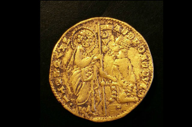 The ducat shows St Marcus passing over a standard to the doge Andrea Dandalos.