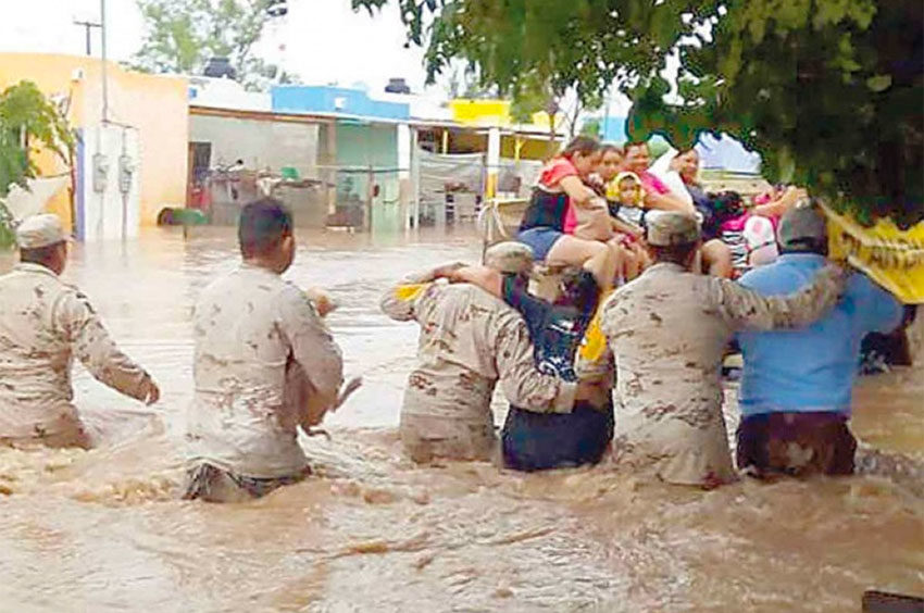 Soldiers provide aid to a family in Comondú. One took responsibility for the family dog.