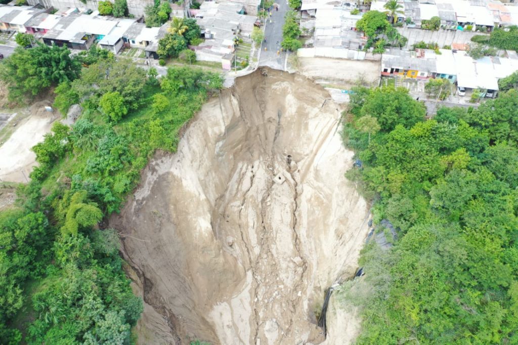 Click to enlarge Heavy rain caused a landslide which left a 70 metre deep hole in the residential area of St Lucia, Ilopango, San Salvador department.