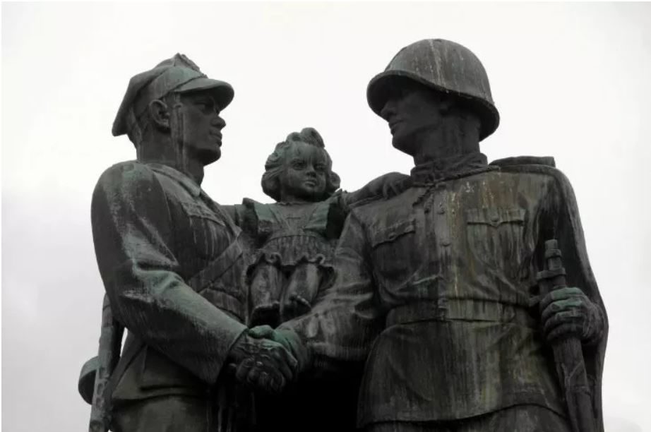 poland russia soldiers monument ww2
