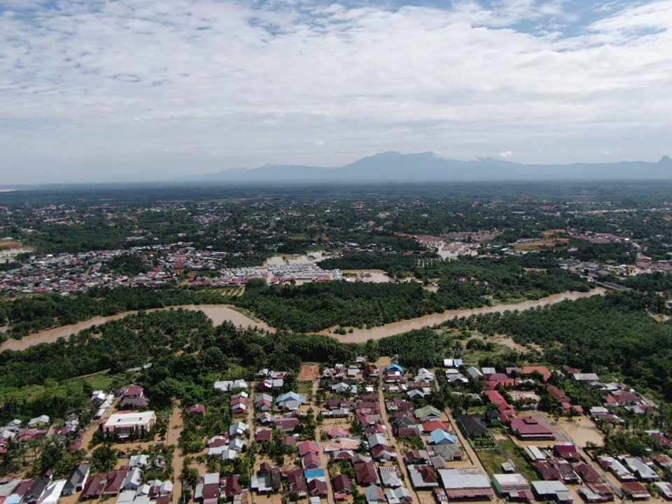 Click to enlarge High intensity rain that hit Bengkulu over the weekend has inundated thousands of houses in the region.
