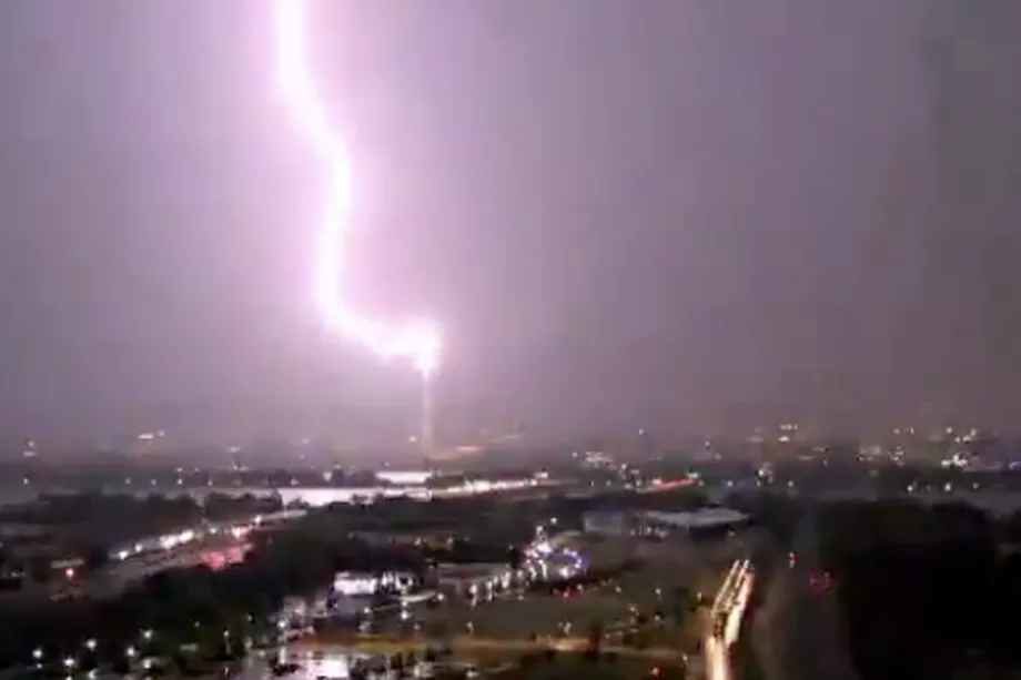 lightning striking the Washington Monument