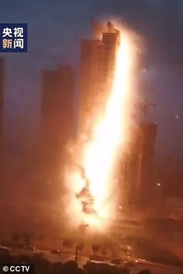 Lightning bolt hits Shenyang, China