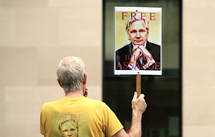 free Assange sign