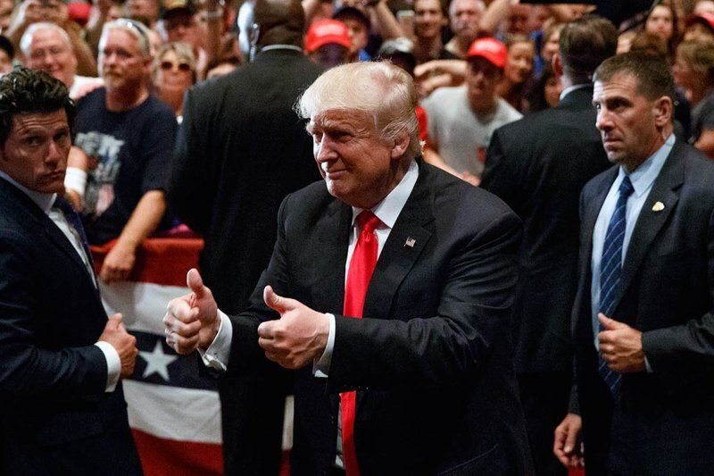 trump double thumbs up