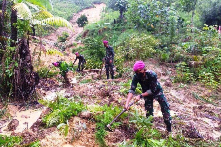 Teams from Indonesia Navy Marine Corps have been called in to assist with search hand rescue operations after heavy rain triggered landslides in Tarakan, North Kalimantan