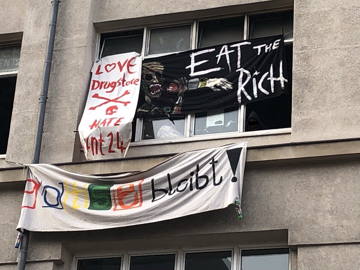 protest signs berlin squatters Liebig34