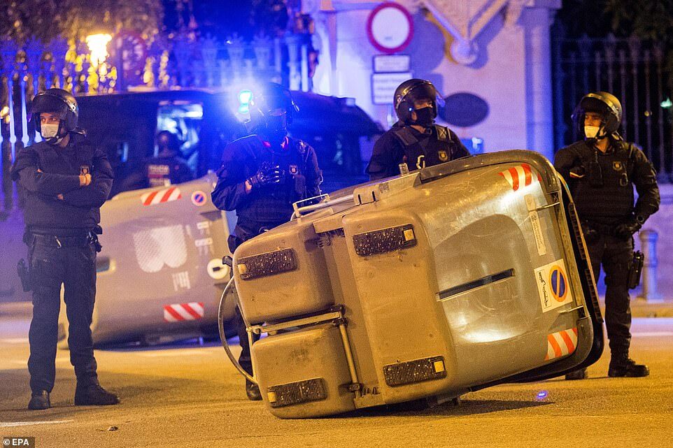 barcelona police lockdown protests October 2020