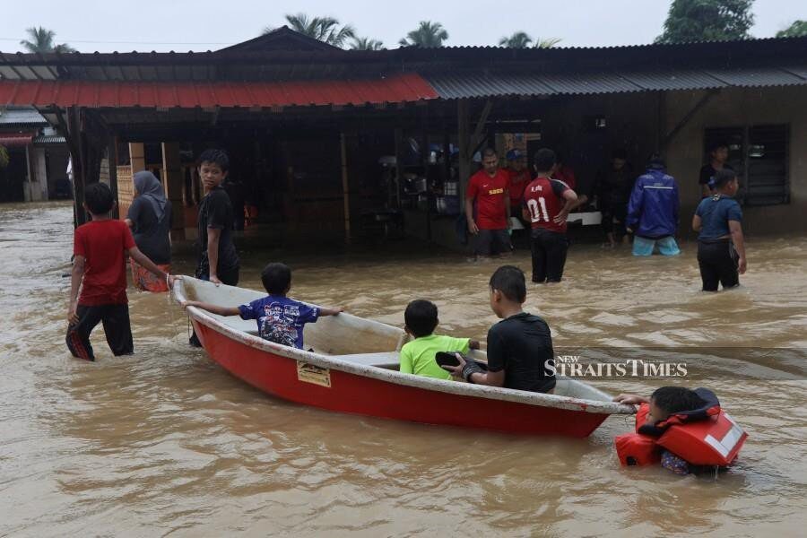6,623 people from 1,572 families have been evacuated to 28 flood relief centres in Kemaman.