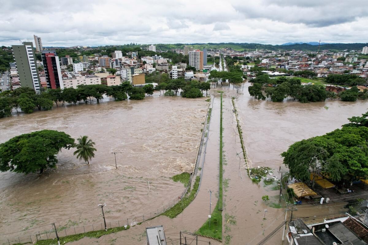 Heavy currents of the swollen Cachoeira River