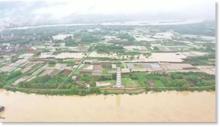 The water level at Yingde (5) Station in Yingcheng Town, Qingyuan City, Guangdong Province reached 30.07 meters on the 7th, exceeding the warning level of 4.07 meters.