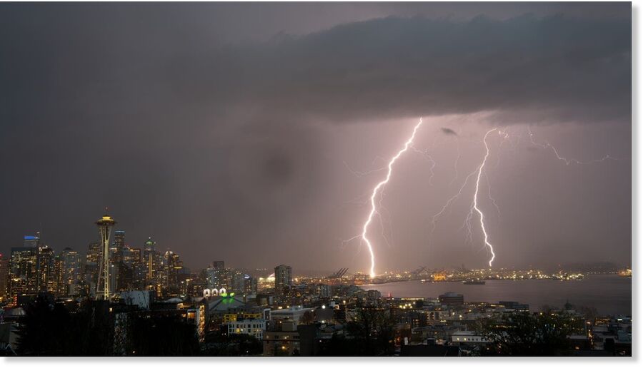 Click to enlarge Multiple lightning strikes in Seattle during a thunderstorm on March 26, 2025.
