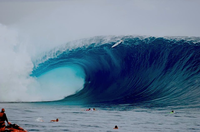 Huge surf Wave
