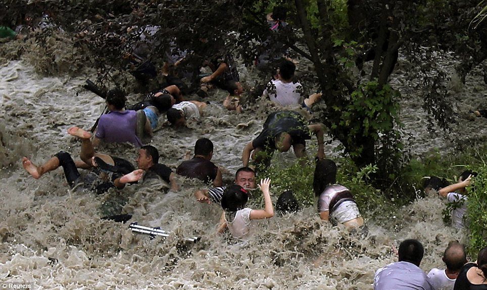 Tsunami hits China, sweeps into Hangzhou Bay and up Qiantang River
