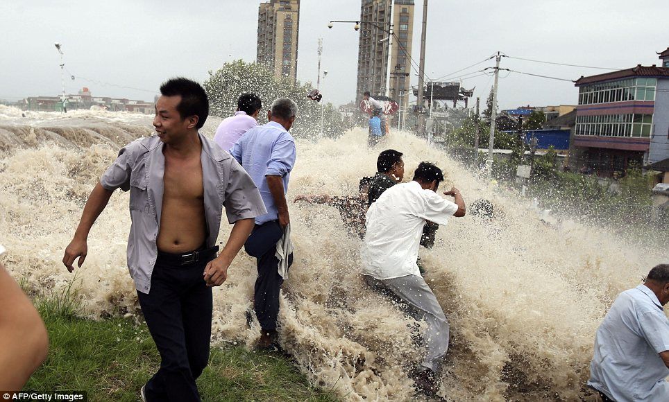 Tsunami hits China, sweeps into Hangzhou Bay and up Qiantang River