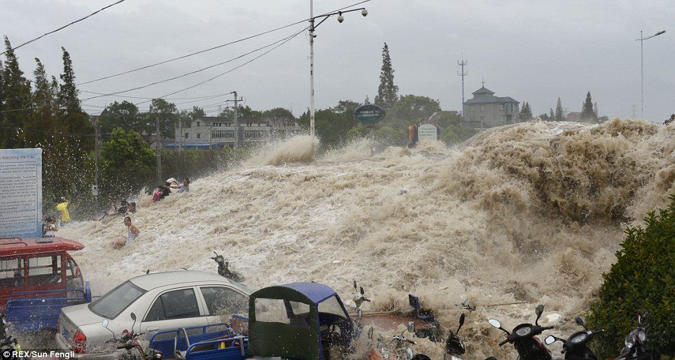 Tsunami hits China, sweeps into Hangzhou Bay and up Qiantang River