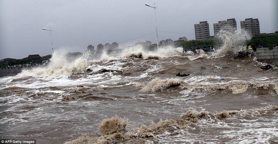 Tsunami hits China, sweeps into Hangzhou Bay and up Qiantang River