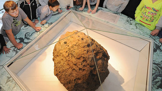 Children look at Chelyabinsk meteorite