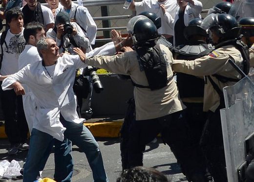 Click to enlarge doctors protest venezuela