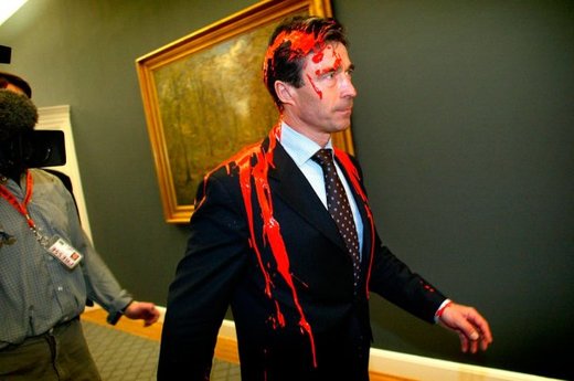 Anders Fogh-Rasmussen painted red