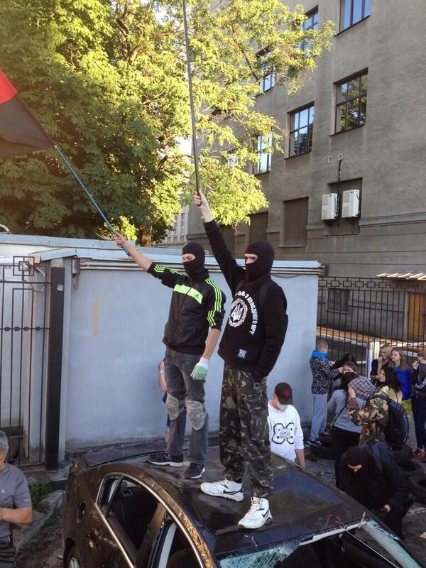 Ukrainians attack Russian embassy