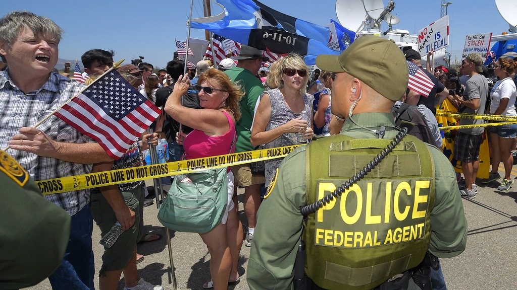 Border protest, police fed agent