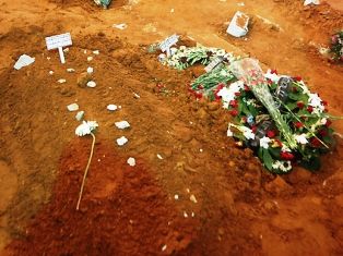 Click to enlarge grave, red earth