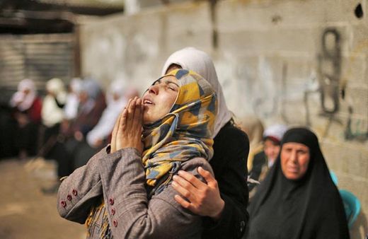 Palestinian women praying
