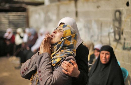 Click to enlarge Palestinian women praying