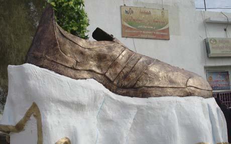 Click to enlarge bronze shoe thrower