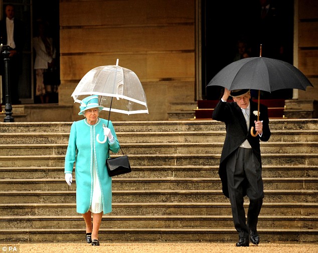 torrential rain Buckingham palace