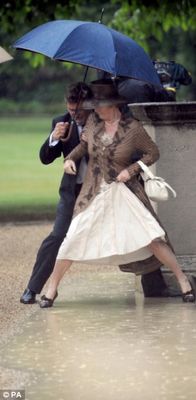 Click to enlarge torrential rain Buckingham palace