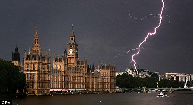 torrential rain Buckingham palace