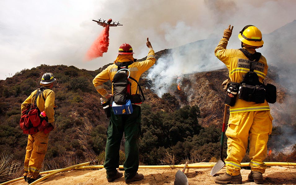 plane drops fire retardant