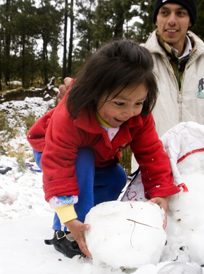 Child discovers snow in Mexico!