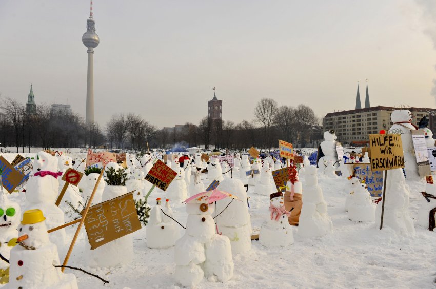 Click to enlarge Snowmen protest climate change!