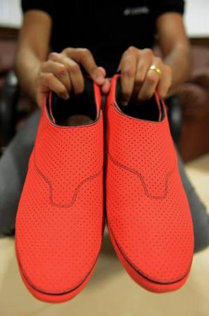 Click to enlarge GPS shoes2