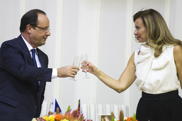  Hollande toasts with his partner