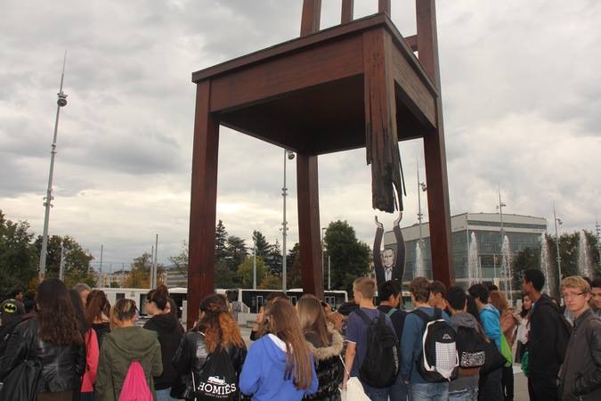 putin broken chair