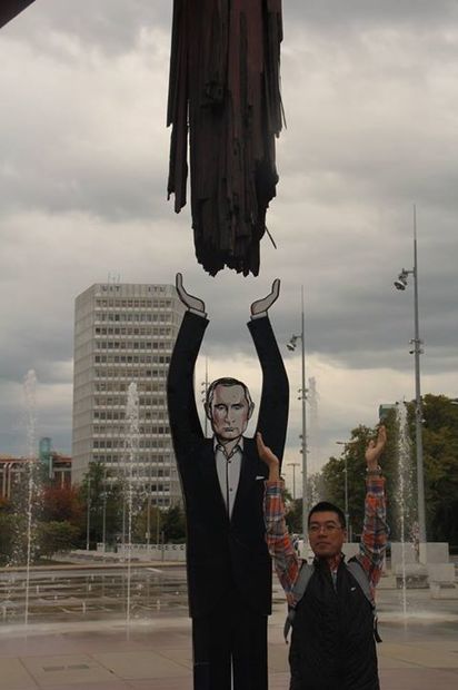 putin broken chair