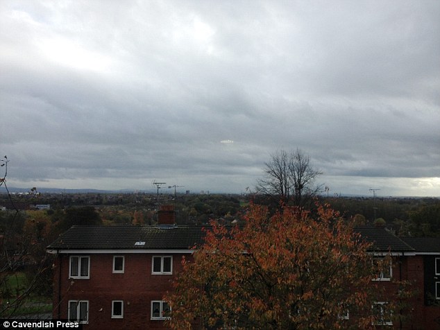 Click to enlarge saucer floating above manchester