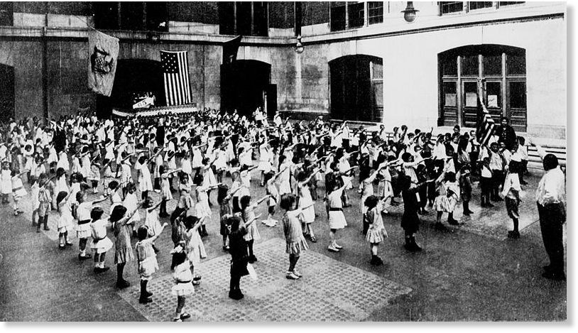 800px_Bellamy_salute_1915.jpg