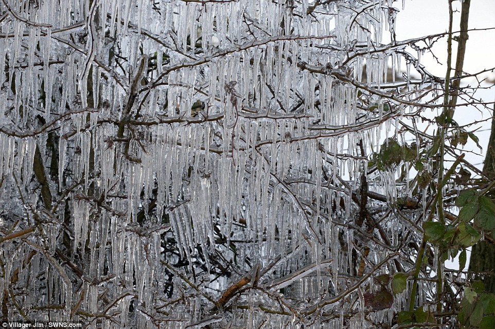 Click to enlarge icicles derbyshire