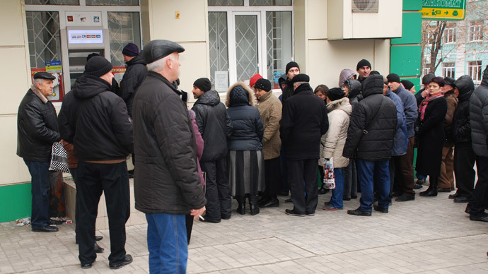 Click to enlarge bank queue ukraine