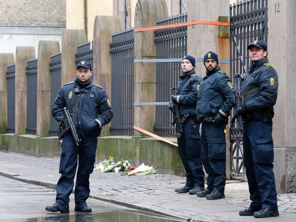 Click to enlarge Danish police officers synagogue